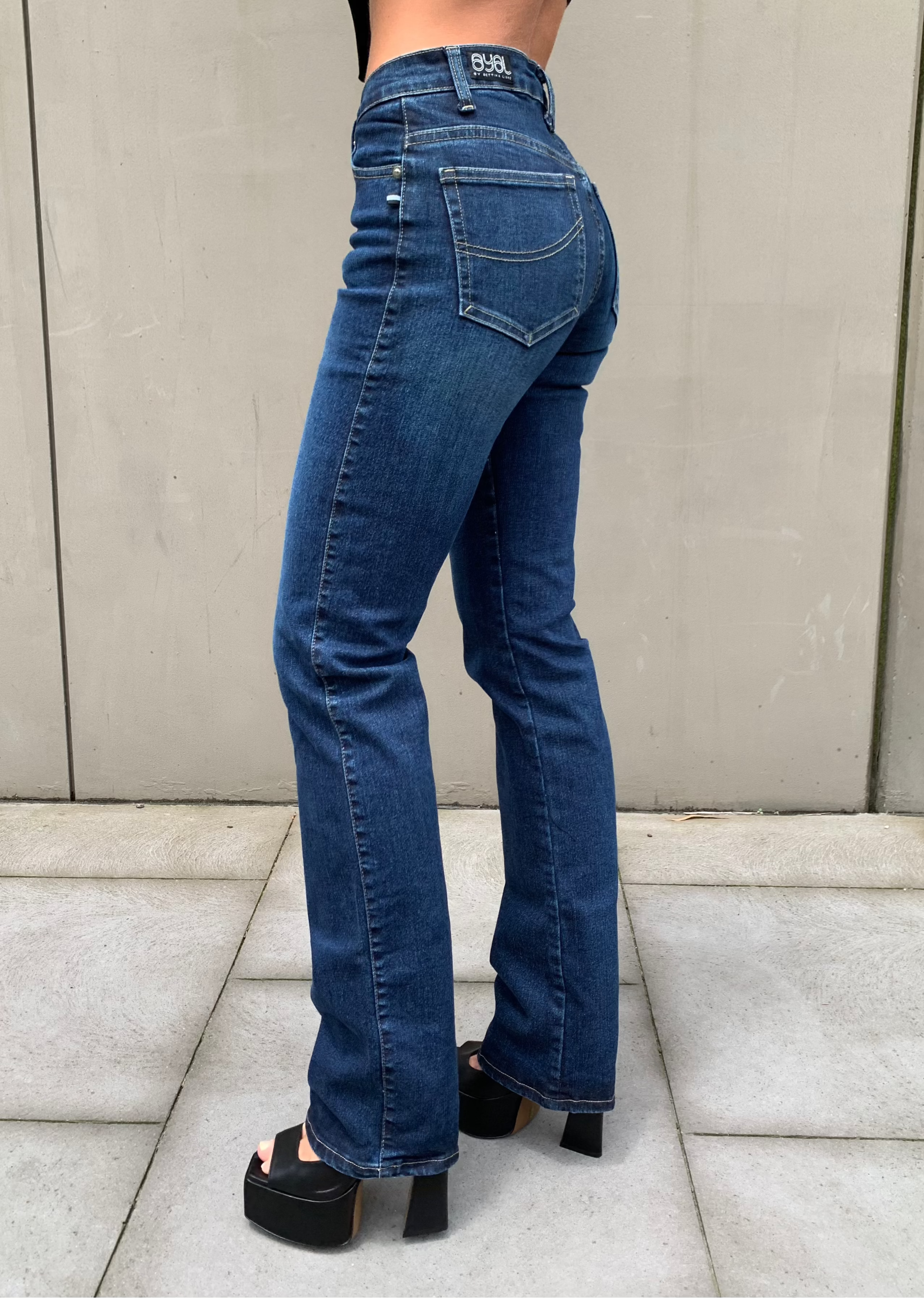Straight Leg Jeans. Curvy Fit 2008. Low Rise. Blue Contrast - BY BETTINA LIANO